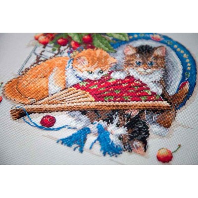 Kit Punto de Cruz Gatitos y Cerezas Merejka K-68 Kittens and Cherries cross stitch kit